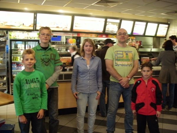 33 deelnemers aan de jeugdsimultaan in de McDonalds