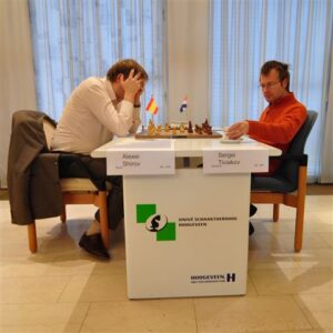 Shirov neemt de leiding in prachtpartij