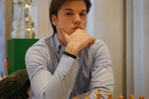 Robin van Kampen start met winst op Adams