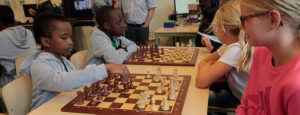 Ugandese kinderen voor schaakkamp naar Hoogeveen