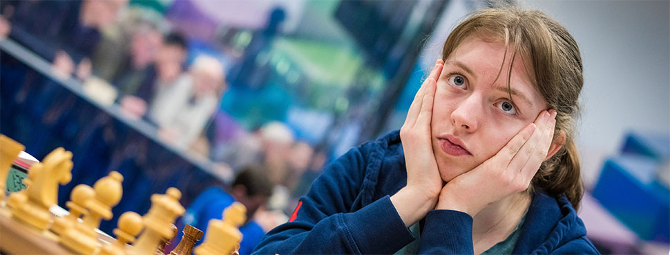 Eline Roebers treft drie diehards in Hoogeveen Schaaktoernooi