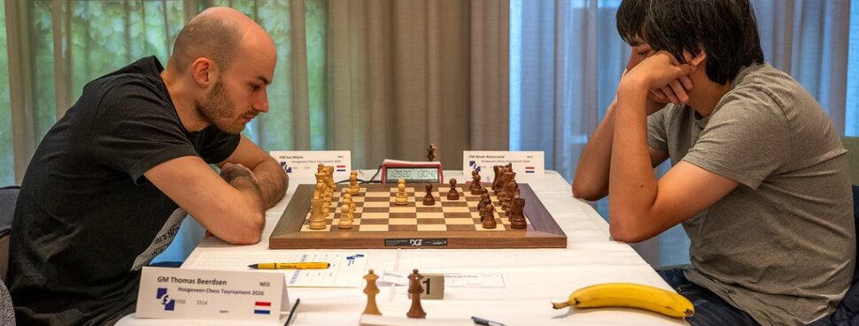 Ivo Maris en Noah Ritzerveld tijdens ronde 5 van het Hoogeveen Schaaktoernooi 2026 foto Frans Peeters
