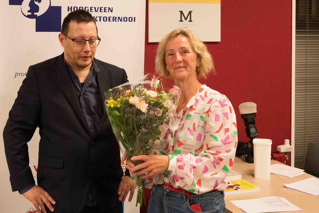 Dian Verpaalen receives flowers from Jeroen Bottema at the 2026 Hoogeveen Chess Tournament, photo De Pion