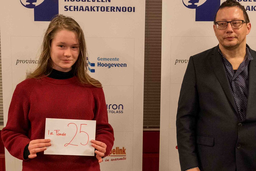 Tamae Severina Jakubse receives the prize for best female player in the Open, photo De Pion