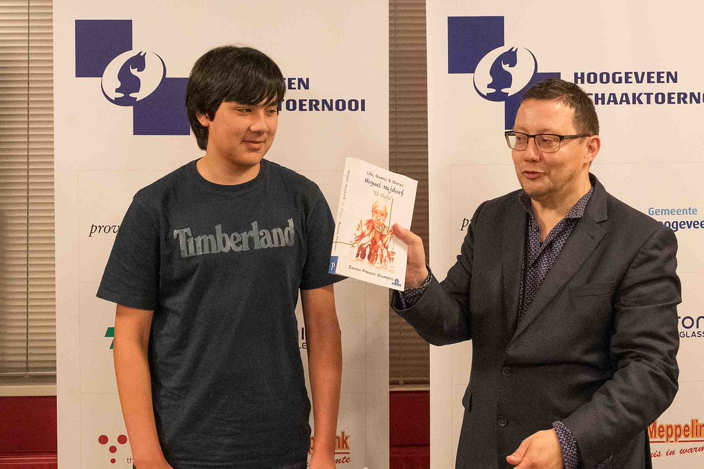Noah Ritzerveld receives the youth prize at the 2026 Hoogeveen Chess Tournament, photo De Pion