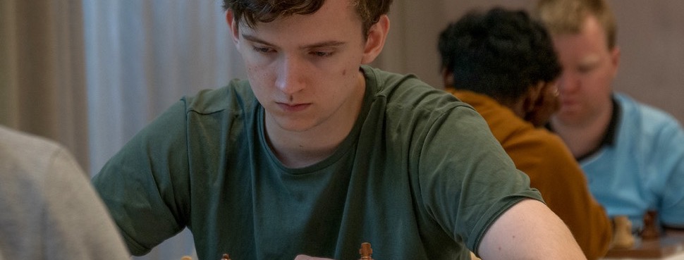 Eelke de Boer tijdens ronde 2 van het Hoogeveen Schaaktoernooi 2026